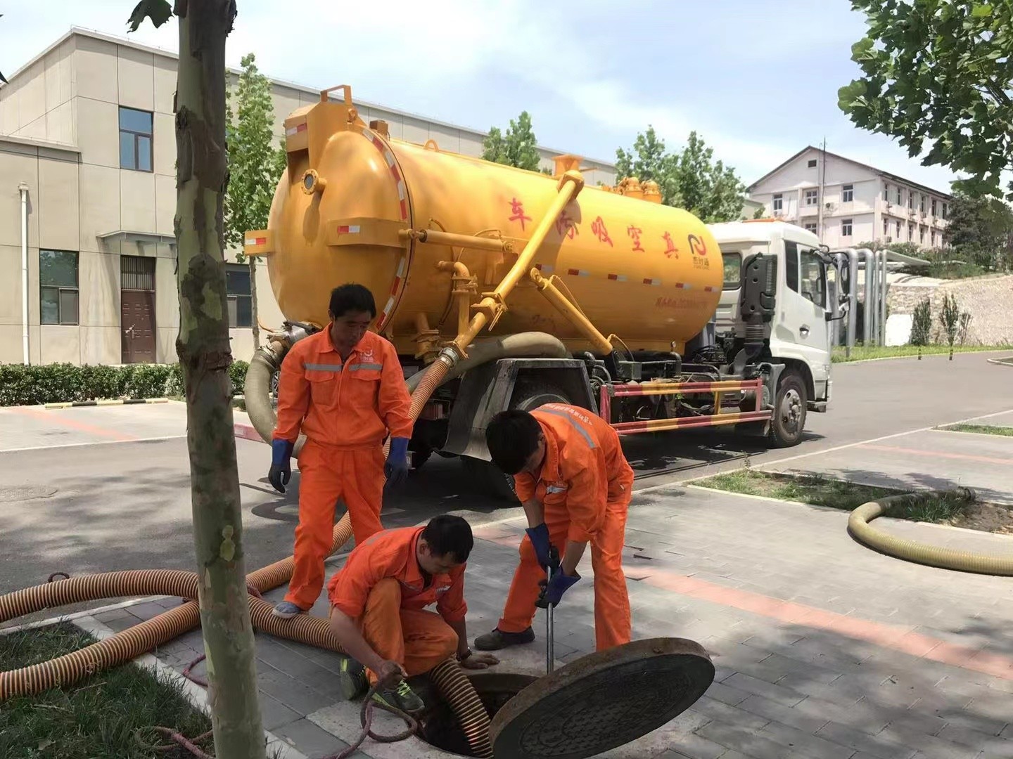 江苏化粪池清理与5-8吨吸粪车施工效率分析
